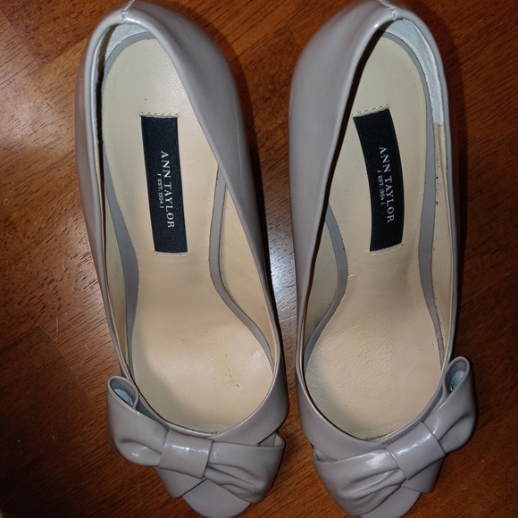 Ann Taylor size 5 Nude heelz with Bow - Picture 6 of 8